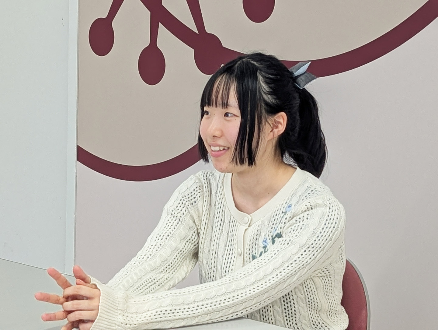 インタビュー中の稲田さん
